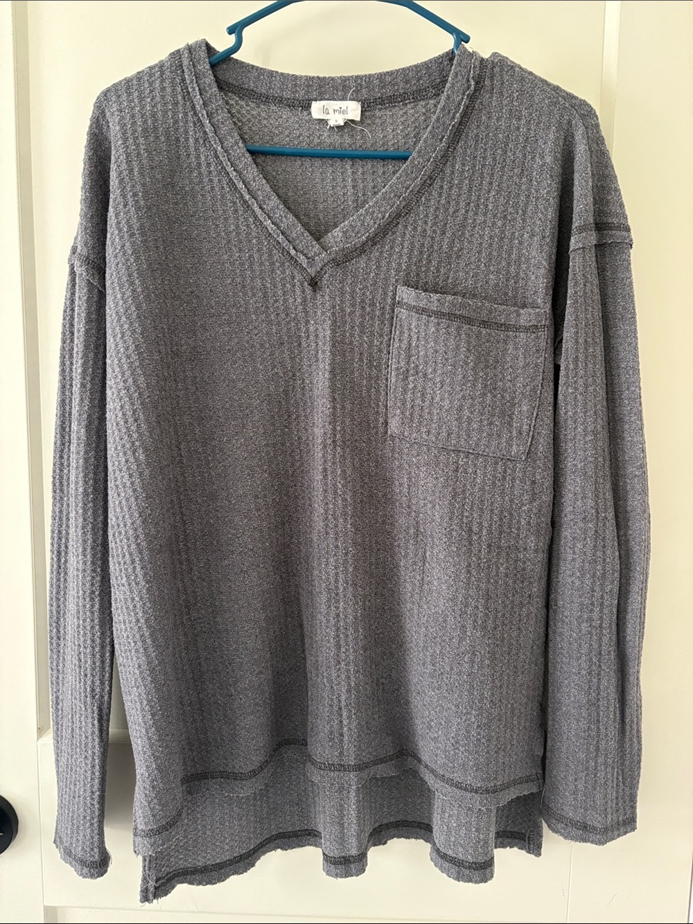 Women’s V-Neck Waffle-Knit light Sweater in Gray